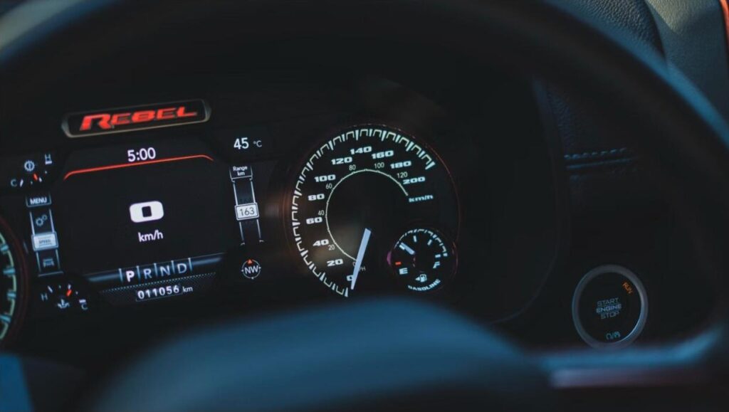 Tablero de un vehículo mostrando el velocímetro, relacionado con la pérdida de potencia en un Fiat