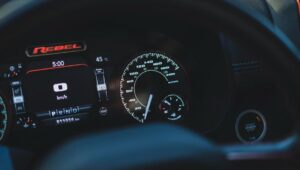 Tablero de un vehículo mostrando el velocímetro, relacionado con la pérdida de potencia en un Fiat
